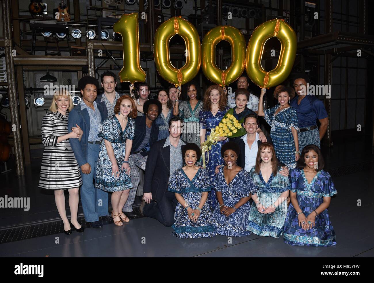 New York, NY, USA. 14 Mär, 2018. Chilina Kennedy, Evan Todd, Jessica Keenan Wynn, Ben Jacoby, Paul Anthony Stewart, Liz Larsen, Kevin Duda, Nicholas Ryan, Kennedy, Caughell Kerissa Arrington, Stephanie Martignetti, Paris Nix, Dashaun Junge, Sidney DuPont, Yasmeen Sulieman, Salisha Thomas, Adam Dietlein, Nasia Thomas Foto Aufruf zur chilina Kennedy feiert 1000 Show im schönen - DIE MUSIKALISCHE Carole King, Stephen Sondheim Theater, New York, NY, 14. März 2018. Credit: Derek Sturm/Everett Collection/Alamy leben Nachrichten Stockfoto