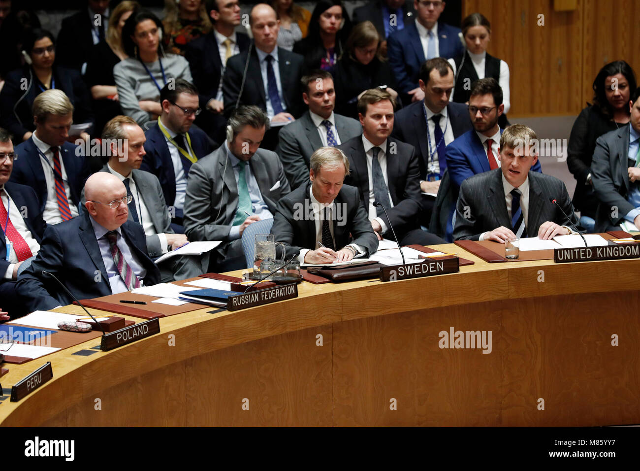 (180314) - DIE VEREINTEN NATIONEN, 14. März 2018 (Xinhua) - britische Botschafter bei den Vereinten Nationen Jonathan Allen (1. R, vorne) Adressen ein Sicherheitsrat Dringlichkeitssitzung wegen des Vorwurfs der die Verwendung eines Nervs Agent im Vereinigten Königreich an den Sitz der Vereinten Nationen in New York, am 14. März 2018. Der russische Botschafter bei den Vereinten Nationen Vassily Nebenzia sagte am Mittwoch, dass die britischen Behauptungen, daß Moskau war verantwortlich für einen Nerv Attack' völlig inakzeptabel waren." (Xinhua/Li Muzi) Stockfoto (180314) - DIE VEREINTEN NATIONEN, 14. März 2018 (Xinhua) - britische Botschafter bei den Vereinten Nationen Jonathan Allen (1. R, vorne) Adressen ein Sicherheitsrat Dringlichkeitssitzung wegen des Vorwurfs der die Verwendung eines Nervs Agent im Vereinigten Königreich an den Sitz der Vereinten Nationen in New York, am 14. März 2018. Der russische Botschafter bei den Vereinten Nationen Vassily Nebenzia sagte am Mittwoch, dass die britischen Behauptungen, daß Moskau war verantwortlich für einen Nerv Attack' völlig inakzeptabel waren." (Xinhua/Li Muzi) Stockfoto