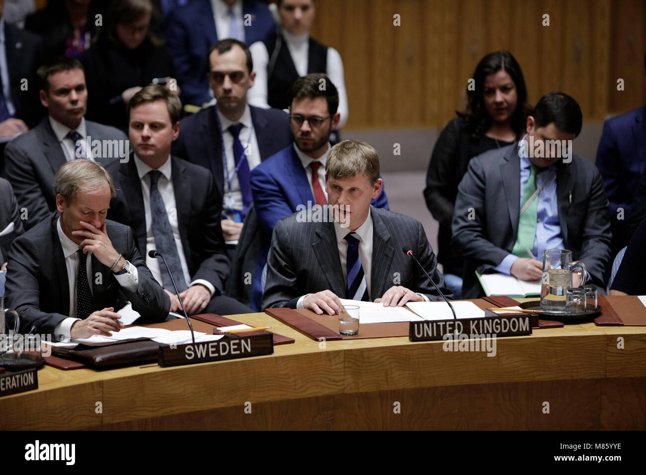 (180314) - DIE VEREINTEN NATIONEN, 14. März 2018 (Xinhua) - britische Botschafter bei den Vereinten Nationen Jonathan Allen (R, vorne) Adressen ein Sicherheitsrat Dringlichkeitssitzung wegen des Vorwurfs der die Verwendung eines Nervs Agent im Vereinigten Königreich an den Sitz der Vereinten Nationen in New York, am 14. März 2018. Der russische Botschafter bei den Vereinten Nationen Vassily Nebenzia sagte am Mittwoch, dass die britischen Behauptungen, daß Moskau war verantwortlich für einen Nerv Attack' völlig inakzeptabel waren." (Xinhua/Li Muzi) Stockfoto (180314) - DIE VEREINTEN NATIONEN, 14. März 2018 (Xinhua) - britische Botschafter bei den Vereinten Nationen Jonathan Allen (R, vorne) Adressen ein Sicherheitsrat Dringlichkeitssitzung wegen des Vorwurfs der die Verwendung eines Nervs Agent im Vereinigten Königreich an den Sitz der Vereinten Nationen in New York, am 14. März 2018. Der russische Botschafter bei den Vereinten Nationen Vassily Nebenzia sagte am Mittwoch, dass die britischen Behauptungen, daß Moskau war verantwortlich für einen Nerv Attack' völlig inakzeptabel waren." (Xinhua/Li Muzi) Stockfoto