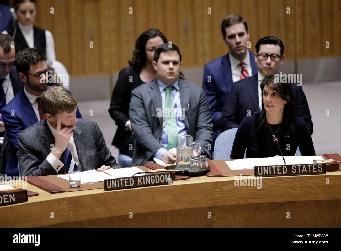 (180314) - DIE VEREINTEN NATIONEN, 14. März 2018 (Xinhua) - US-Botschafter bei den Vereinten Nationen Nikki Haley (R, vorne) Adressen ein Sicherheitsrat Dringlichkeitssitzung wegen des Vorwurfs der die Verwendung eines Nervs Agent im Vereinigten Königreich an den Sitz der Vereinten Nationen in New York, am 14. März 2018. Der russische Botschafter bei den Vereinten Nationen Vassily Nebenzia sagte am Mittwoch, dass die britischen Behauptungen, daß Moskau war verantwortlich für einen Nerv Attack' völlig inakzeptabel waren." (Xinhua/Li Muzi) Stockfoto (180314) - DIE VEREINTEN NATIONEN, 14. März 2018 (Xinhua) - US-Botschafter bei den Vereinten Nationen Nikki Haley (R, vorne) Adressen ein Sicherheitsrat Dringlichkeitssitzung wegen des Vorwurfs der die Verwendung eines Nervs Agent im Vereinigten Königreich an den Sitz der Vereinten Nationen in New York, am 14. März 2018. Der russische Botschafter bei den Vereinten Nationen Vassily Nebenzia sagte am Mittwoch, dass die britischen Behauptungen, daß Moskau war verantwortlich für einen Nerv Attack' völlig inakzeptabel waren." (Xinhua/Li Muzi) Stockfoto