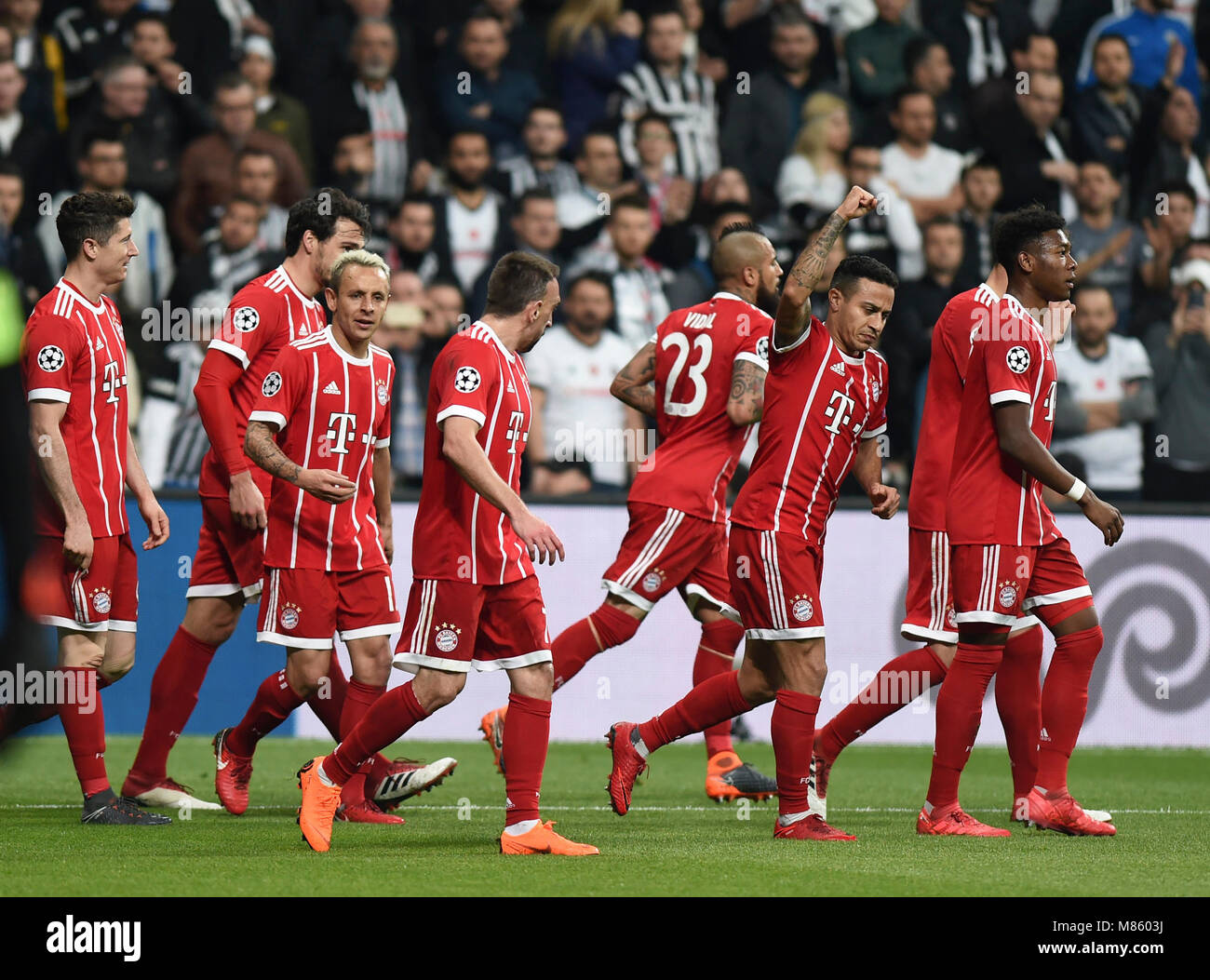 (180315) - Istanbul, 15. März 2018 (Xinhua) - die Spieler des FC Bayern München feiern zählen während der UEFA Champions League 2017-2018 Umlauf von 16 zweites Bein Fußballspiel zwischen der Türkei und Deutschland Besiktas Bayern München in Istanbul, Türkei, am 14. März 2018. Bayern München gewann 3-1 und wurde für das Viertelfinale qualifiziert. (Xinhua / Er Canling) Stockfoto