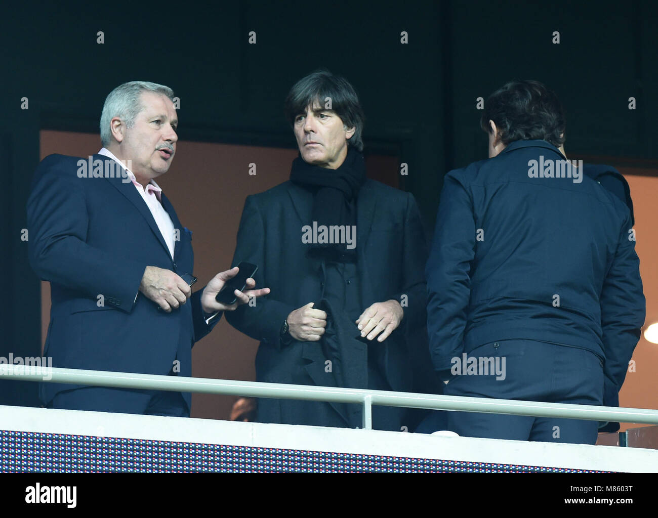 Istanbul, Türkei. 14 Mär, 2018. Deutschlands nationale Team Head Coach Joachim Loew (C) sieht während der UEFA Champions League 2017-2018 Umlauf von 16 zweites Bein Fußballspiel zwischen der Türkei und Deutschland Besiktas Bayern München in Istanbul, Türkei, am 14. März 2018. Bayern München gewann 3-1 und wurde für das Viertelfinale qualifiziert. Credit: Er Canling/Xinhua/Alamy leben Nachrichten Stockfoto