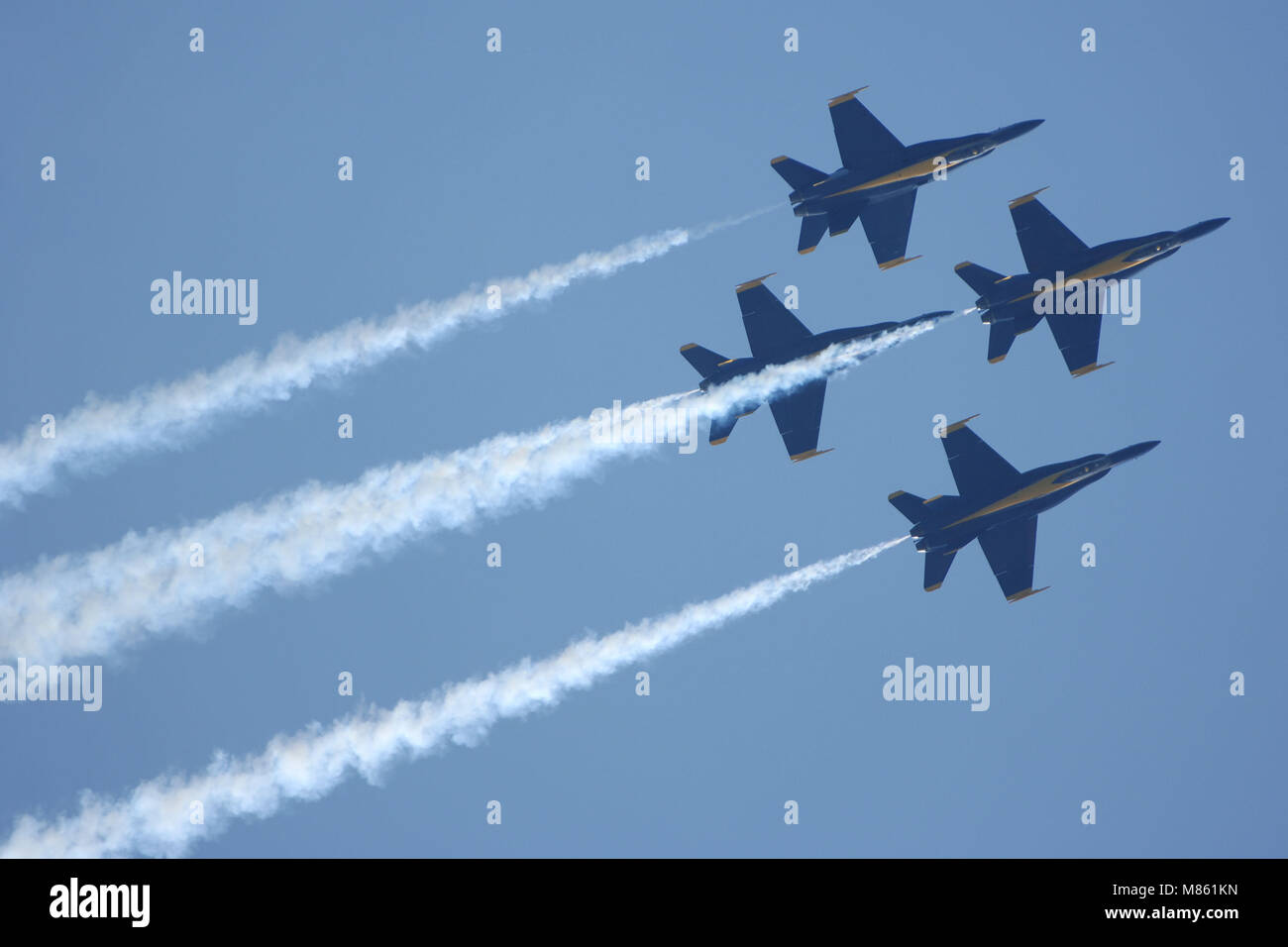 WEST Palm Beach, FL - Mai 05, 2006: US Navy Blue Angels für die Praxis Fort Lauderdale Air & Sea zeigen. Die Blue Angels, die US Naval Flight Demonstration Squadron (USNFDS), ist eine Mischung aus Formation und solo Routinen mit F/A-18 Hornet. Die Piloten durchführen ca. 30 Manöver während der Demonstration, die Antenne ist ca. eine Stunde und 15 Minuten. Die Show stattfindet, 6. Mai und 7. Ft. Lauderdale Beach, Florida. Leute; Blue Angels, F/A-18 Hornissen Stockfoto