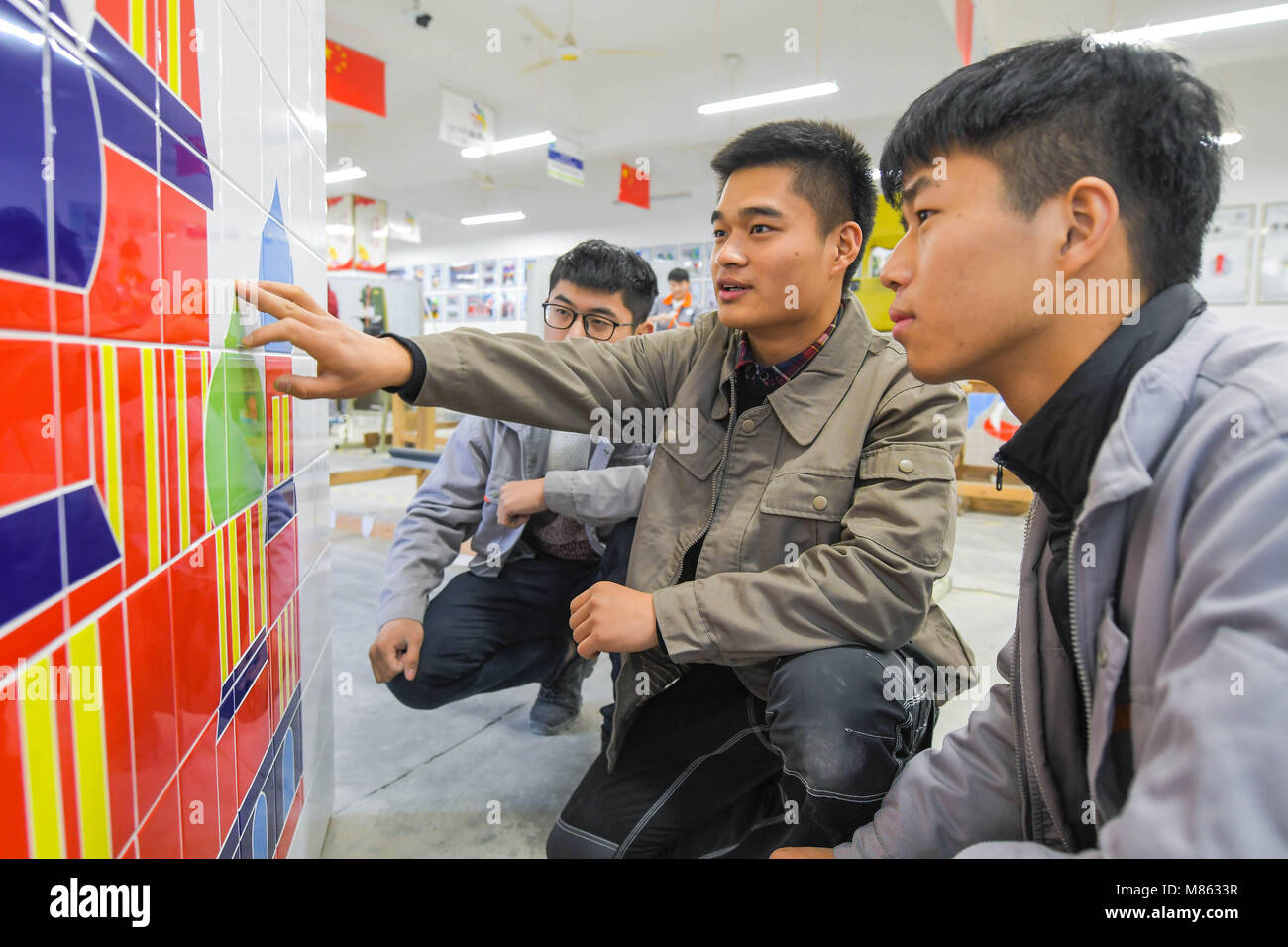 Hangzhou, Hangzhou, China. 14 Mär, 2018. Hangzhou, China, 14. März 2018: Cui Zhaoju, ein 20-jähriger Student in Hangzhou, Provinz Zhejiang, China wird - berühmte, nachdem er eine Übereinstimmung von Konstruktion und Bau an den World Skills Wettbewerb gewonnen. Cui, in einem Dorf in Suzhou geboren, der ostchinesischen Provinz Anhui, machte seinen Traum mit Anstrengungen wahr. Credit: SIPA Asien/ZUMA Draht/Alamy leben Nachrichten Stockfoto