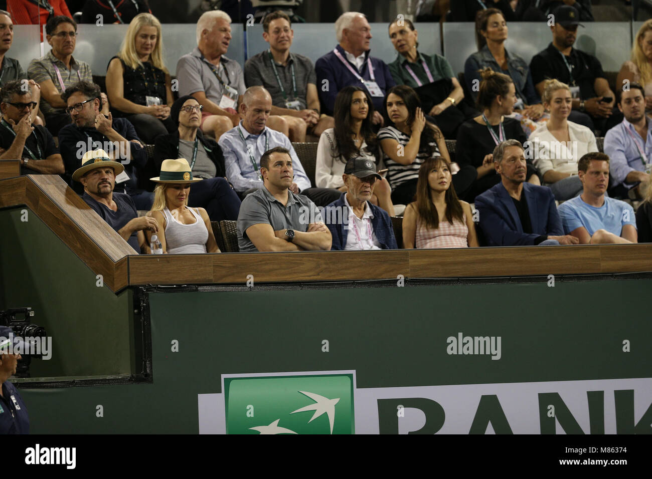 INDIAN WELLS, CA - 12. März: Venus Williams der Vereinigten Staaten Niederlagen ihrer Schwester Serena Williams bei Tag 8 der BNP Paribas Open am 12. März in Indian Wells, Kalifornien 2018. Leute; Chuck Liddell, Heidi Northcott, Larry Ellison Stockfoto