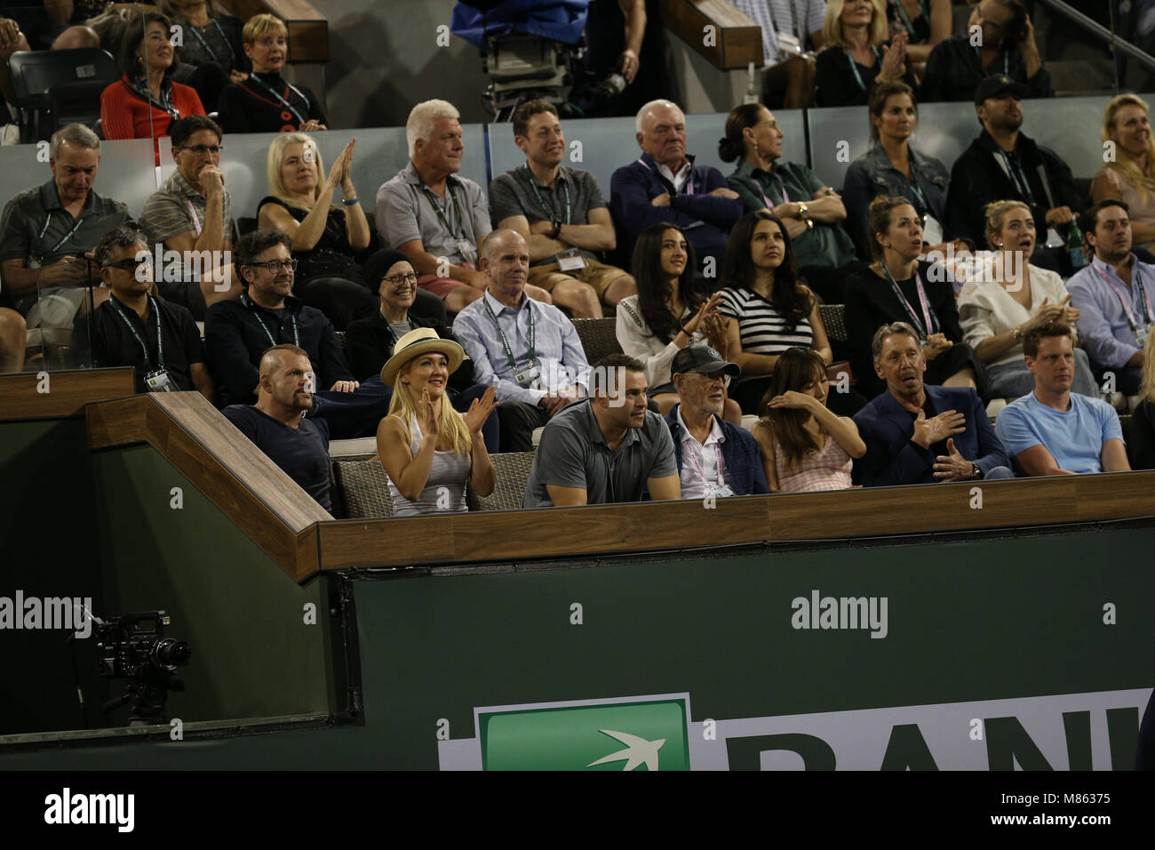 INDIAN WELLS, CA - 12. März: Venus Williams der Vereinigten Staaten Niederlagen ihrer Schwester Serena Williams bei Tag 8 der BNP Paribas Open am 12. März in Indian Wells, Kalifornien 2018. Leute; Chuck Liddell, Heidi Northcott, Larry Ellison Stockfoto