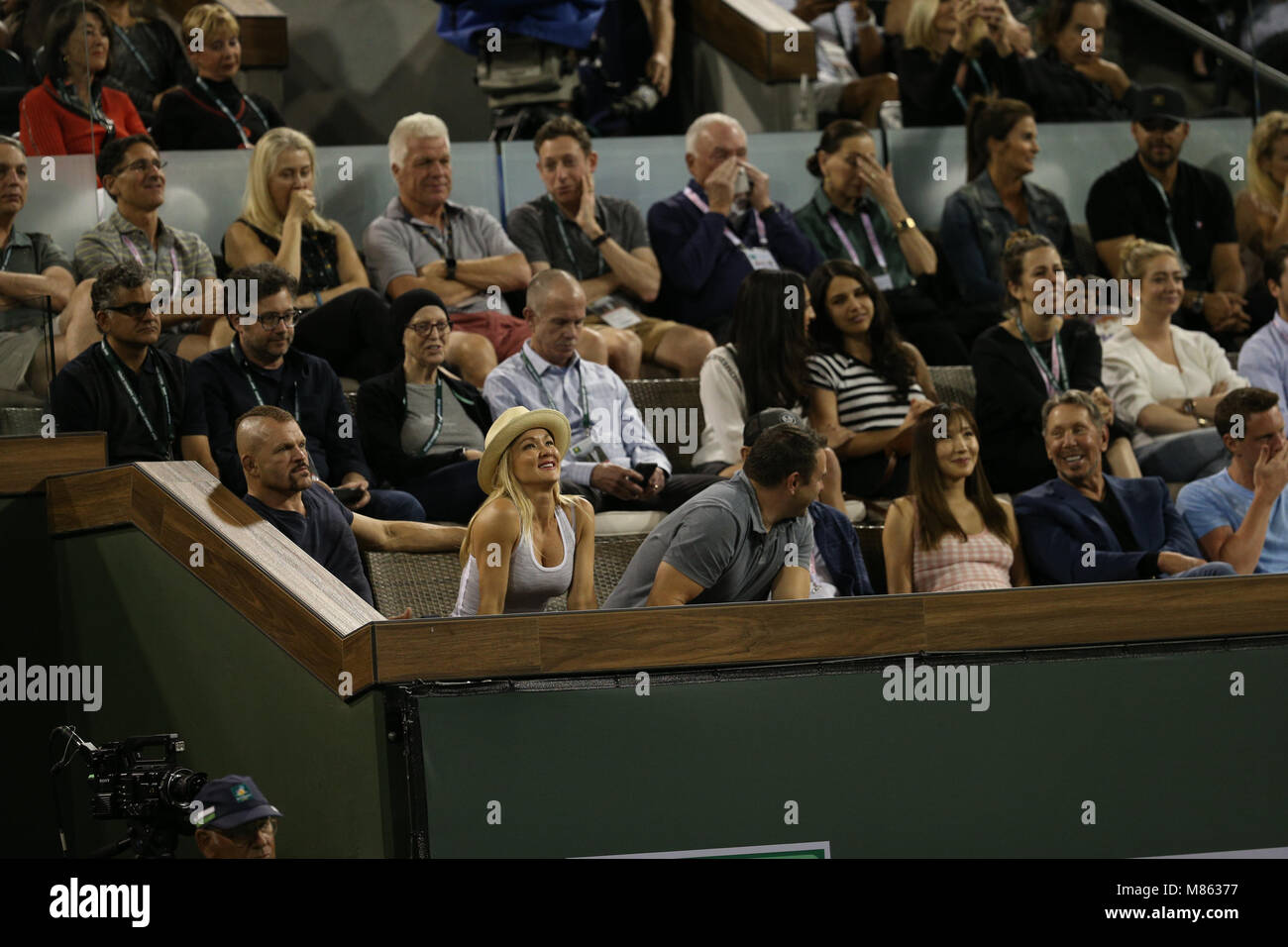 INDIAN WELLS, CA - 12. März: Venus Williams der Vereinigten Staaten Niederlagen ihrer Schwester Serena Williams bei Tag 8 der BNP Paribas Open am 12. März in Indian Wells, Kalifornien 2018. Leute; Chuck Liddell, Heidi Northcott, Larry Ellison Stockfoto