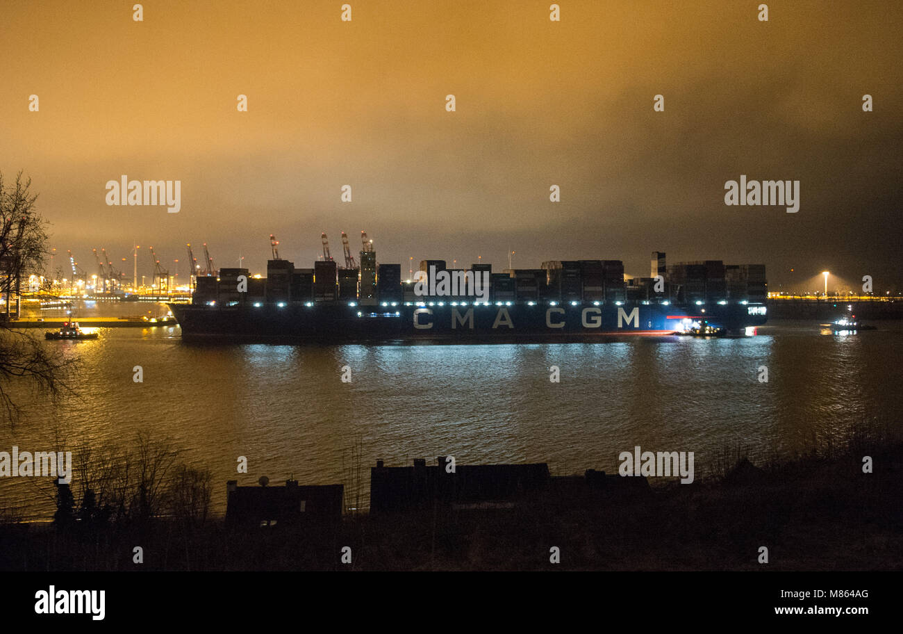 15 März 2018, Deutschland, Hamburg: Das Containerschiff "Antoine de Saint Exupery' des 'CMA CGM" Reederei in den Hafen. Die bislang größte Containerschiff in der Geschichte der Hamburger Hafen in der Burchard-Kai Container Terminal am Donnerstag Morgen. Foto: Daniel Bockwoldt/dpa Stockfoto