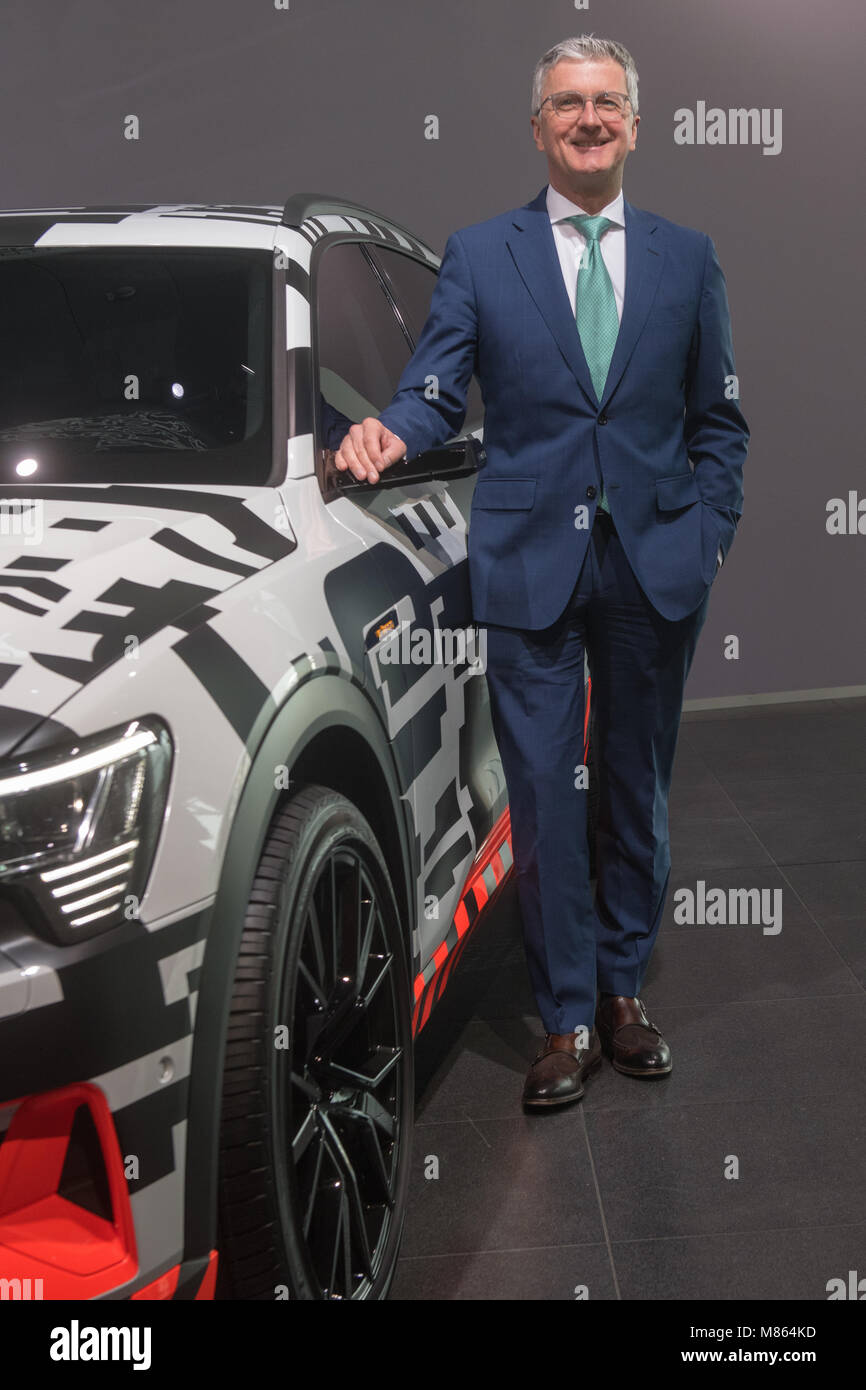 15 März 2018, Deutschland, Ingolstadt: Rupert Stadler, Vorstandsvorsitzender der Automobilhersteller Audi AG, neben einem Audi e-tron Prototyp vor der jährlichen Pressekonferenz der Audi AG in Ingolstadt. Foto: Armin Weigel/dpa Stockfoto