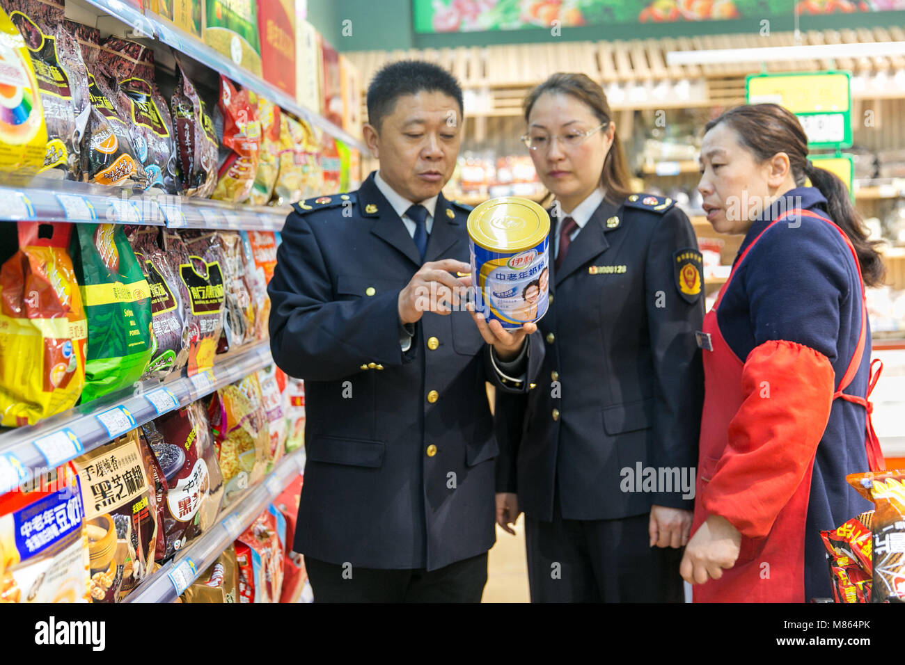 Rugao, Rugao, China. 15 Mär, 2018. Rugao, China, 15. März 2018: die Beamten prüfen die Qualität der Waren in einem Supermarkt auf Welt der Verbraucherrechte in Rugao, der ostchinesischen Provinz Jiangsu. Credit: SIPA Asien/ZUMA Draht/Alamy leben Nachrichten Stockfoto