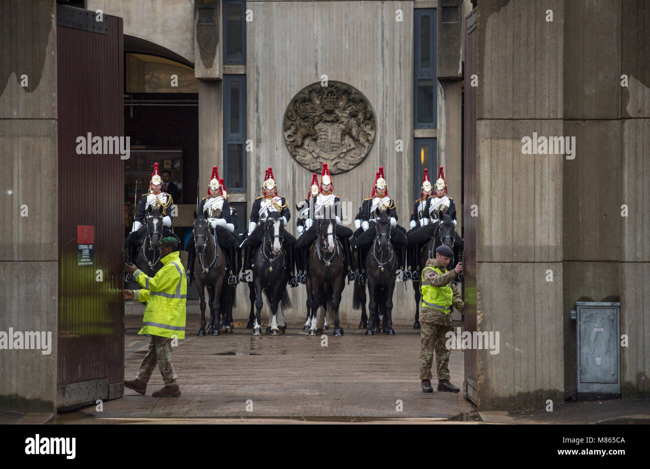 Knightsbridge, London, UK. 15. März 2018. Knightsbridge Zeugen ein beeindruckendes Schauspiel als montiert Bodyguard Parade der Königin im Hyde Park ihre Bereitschaft für eine andere beschäftigte Sommer Prunk zu beweisen. Nach intensiven Vorbereitungen, die Hunderte von Stunden Schulung beteiligt haben, Honen körperlichen und geistigen Fähigkeiten der beiden Pferde und Menschen, der Household Cavalry Regiment montiert werden auf Herz und Nieren während ihrer jährlichen Inspektion von Major General Ben Bathurst Allgemeine Offizier befiehlt den Haushalt Abteilung. Credit: Malcolm Park/Alamy Leben Nachrichten. Stockfoto