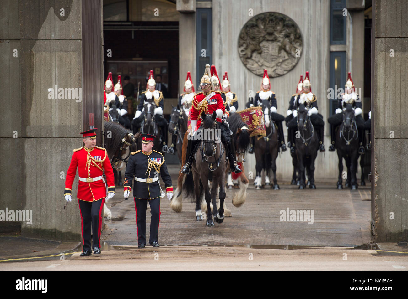 Knightsbridge, London, UK. 15. März 2018. Knightsbridge Zeugen ein beeindruckendes Schauspiel als montiert Bodyguard Parade der Königin im Hyde Park ihre Bereitschaft für eine andere beschäftigte Sommer Prunk zu beweisen. Nach intensiven Vorbereitungen, die Hunderte von Stunden Schulung beteiligt haben, Honen körperlichen und geistigen Fähigkeiten der beiden Pferde und Menschen, der Household Cavalry Regiment montiert werden auf Herz und Nieren während ihrer jährlichen Inspektion von Major General Ben Bathurst Allgemeine Offizier befiehlt den Haushalt Abteilung. Credit: Malcolm Park/Alamy Leben Nachrichten. Stockfoto