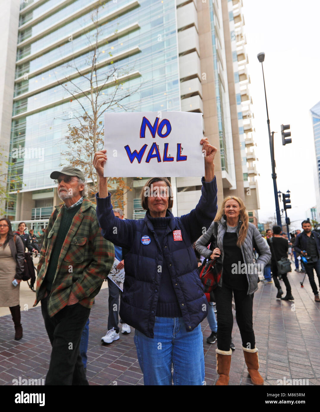 Peking, USA. 12 Mär, 2018. Eine Frau nimmt teil an einer Demonstration gegen die Mauer in San Diego, die Vereinigten Staaten zu protestieren, und am 12. März 2018. Wenn andere Länder bauen Brücken Transport und Kommunikation zu erleichtern, den Vereinigten Staaten, im Gegenteil, ist eine Mauer, der vorgibt, die Migranten in das Land zu verhindern, sondern wird am Ende selbst isoliert von der Welt. Credit: Li Ying/Xinhua/Alamy leben Nachrichten Stockfoto