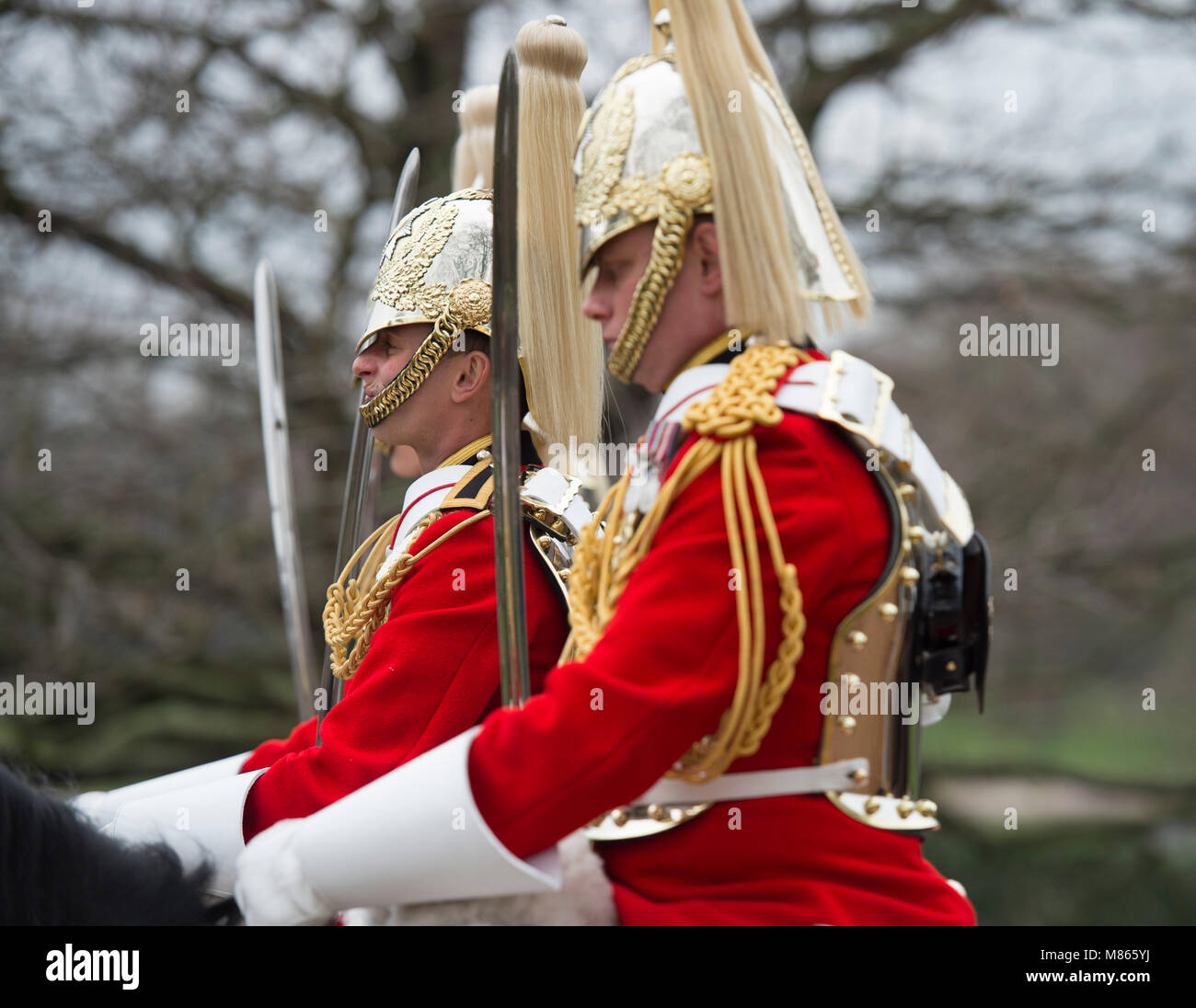 Knightsbridge, London, UK. 15. März 2018. Knightsbridge Zeugen ein beeindruckendes Schauspiel als montiert Bodyguard Parade der Königin im Hyde Park ihre Bereitschaft für eine andere beschäftigte Sommer Prunk zu beweisen. Nach intensiven Vorbereitungen, die Hunderte von Stunden Schulung beteiligt haben, Honen körperlichen und geistigen Fähigkeiten der beiden Pferde und Menschen, der Household Cavalry Regiment montiert werden auf Herz und Nieren während ihrer jährlichen Inspektion von Major General Ben Bathurst Allgemeine Offizier befiehlt den Haushalt Abteilung. Credit: Malcolm Park/Alamy Leben Nachrichten. Stockfoto