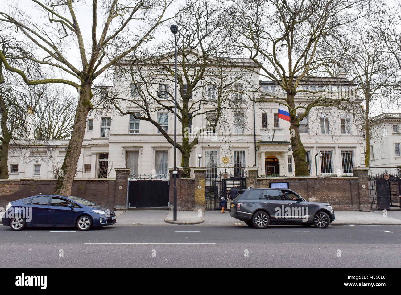 London, Großbritannien. 14 Mär, 2018. Foto am 14. März 2018 zeigt einen Überblick über das Äußere der Russischen Botschaft in London, Großbritannien. Der britische Premierminister Theresa May am Mittwoch kündigte eine Reihe von Maßnahmen gegen Russland wegen der Nichtanwendung der auf die Anforderungen von der britischen Regierung zu reagieren, um zu erklären, wie eine militärische Nerv Agent in einer jüngsten Angriff auf ehemaligen russischen Spion Sergei Skripal und seine Tochter verwendet wurde. Credit: Stephen Chung/Xinhua/Alamy leben Nachrichten Stockfoto