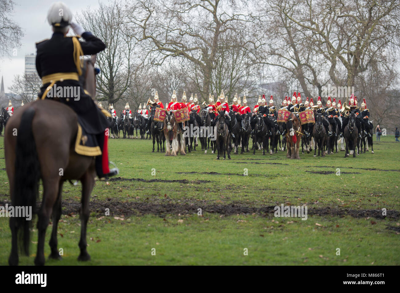 Knightsbridge, London, UK. 15. März 2018. Knightsbridge Zeugen ein beeindruckendes Schauspiel als montiert Bodyguard Parade der Königin im Hyde Park ihre Bereitschaft für eine andere beschäftigte Sommer Prunk zu beweisen. Nach intensiven Vorbereitungen, die Hunderte von Stunden Schulung beteiligt haben, Honen körperlichen und geistigen Fähigkeiten der beiden Pferde und Menschen, der Household Cavalry Regiment montiert werden auf Herz und Nieren während ihrer jährlichen Inspektion von Major General Ben Bathurst (links) die Allgemeinen Offizier befiehlt den Haushalt Abteilung. Credit: Malcolm Park/Alamy Leben Nachrichten. Stockfoto