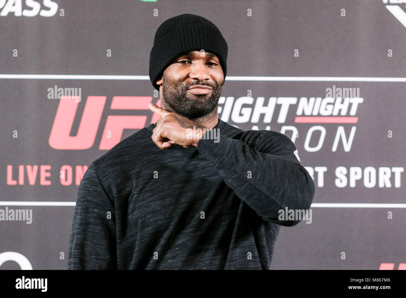 London, Großbritannien. 15. März, 2018. Jimi Manuwa (Red Corner) posiert für die Kamera. Credit: Dan Cooke/Alamy leben Nachrichten Stockfoto