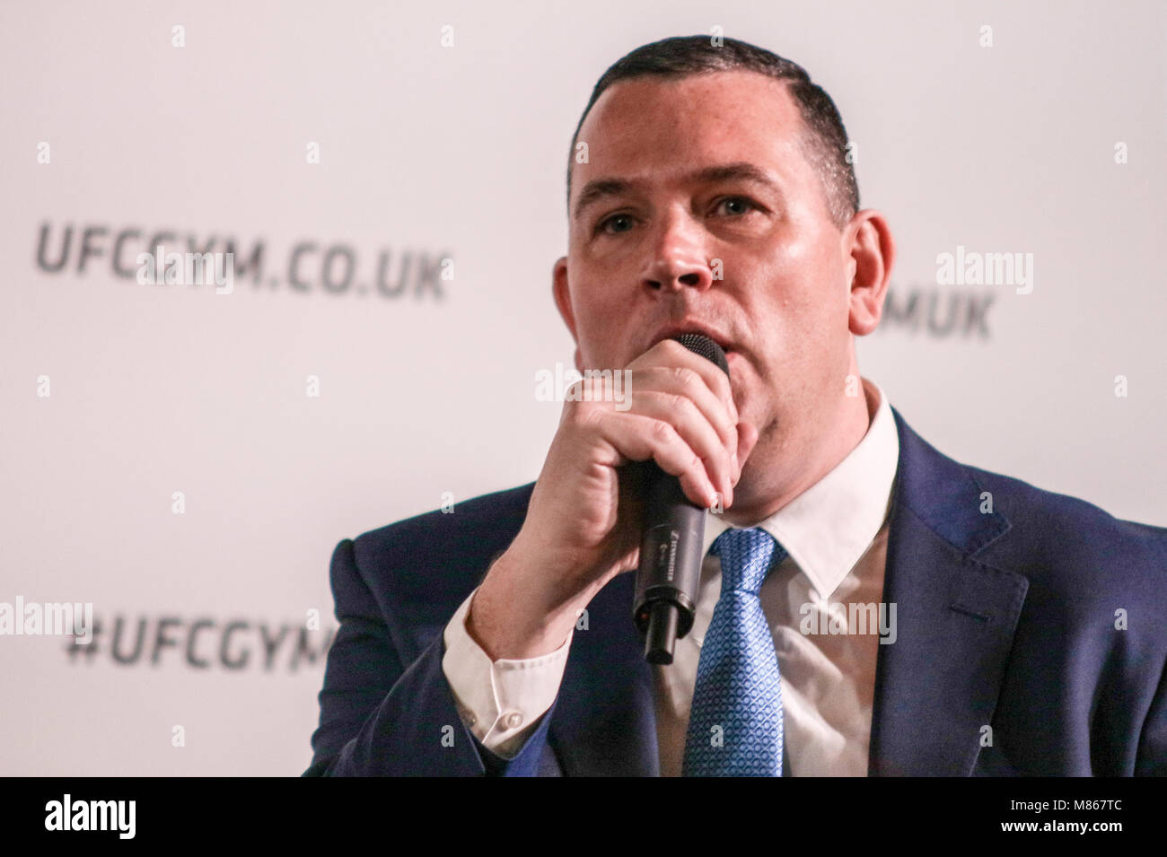 UFC Fitnessraum kündigt 10 Jahre Partnerschaft mit TD Lifestyle PLC. in Großbritannien und Irland. Joe Lang nimmt Fragen von Mitgliedern der Presse. Credit: Dan Cooke/Alamy leben Nachrichten Stockfoto