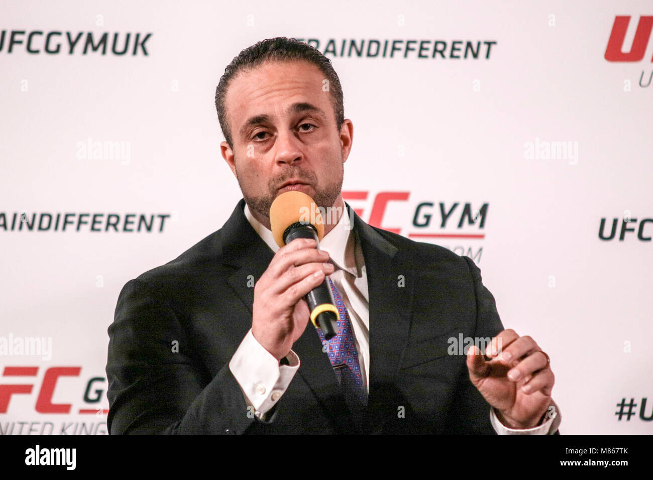 UFC Fitnessraum kündigt 10 Jahre Partnerschaft mit TD Lifestyle PLC. in Großbritannien und Irland. Tamer El Guindy nimmt Fragen von Mitgliedern der Presse. Credit: Dan Cooke/Alamy leben Nachrichten Stockfoto