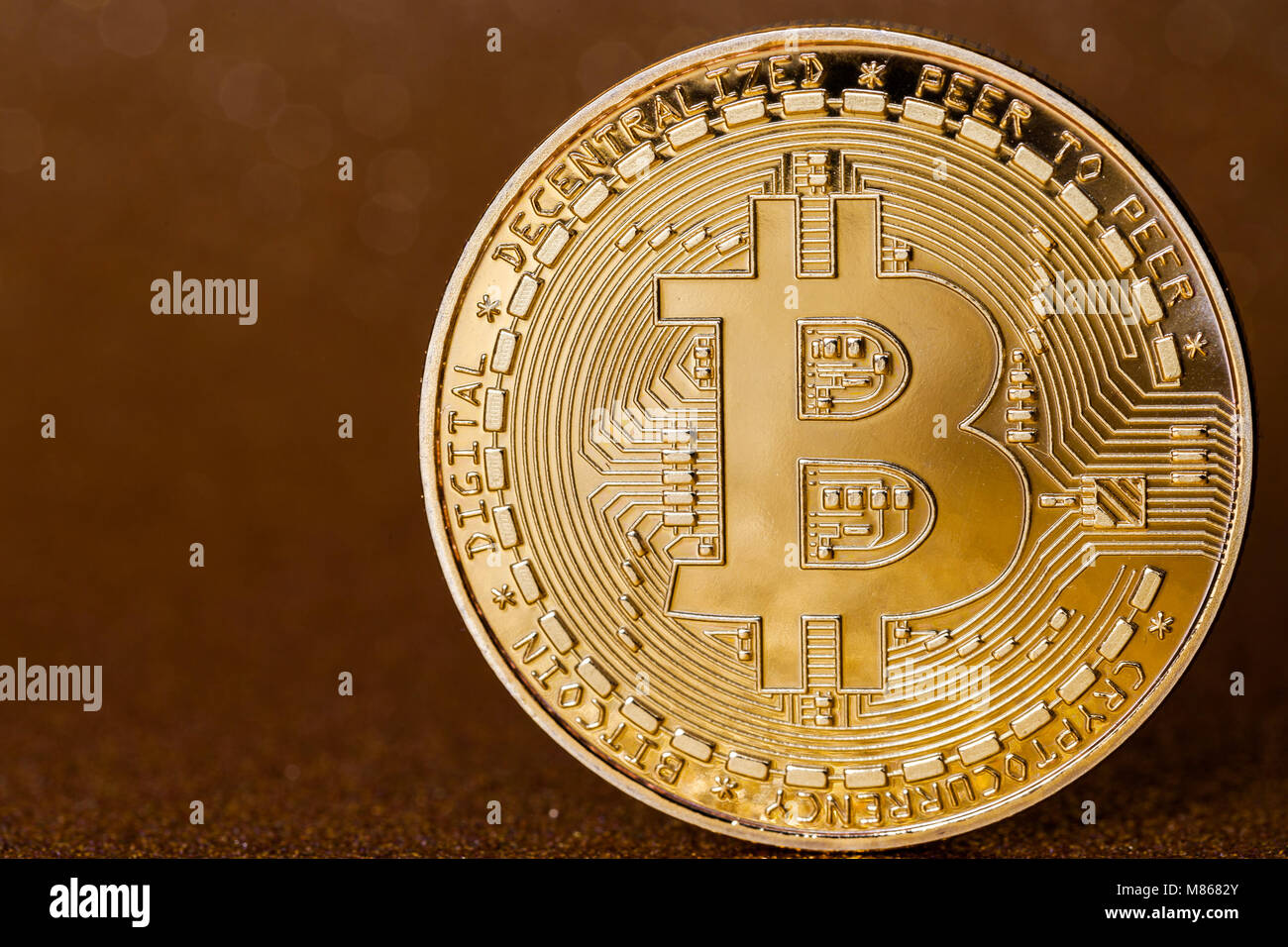 Golden bitcoin cryptocurrency auf braunem Hintergrund Stockfoto