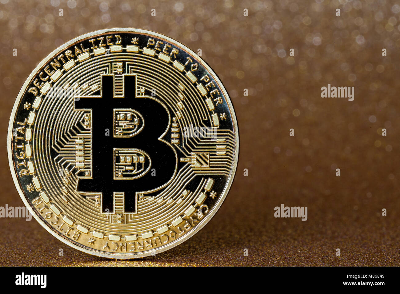 Golden bitcoin cryptocurrency auf glitzernden goldenen Hintergrund Stockfoto