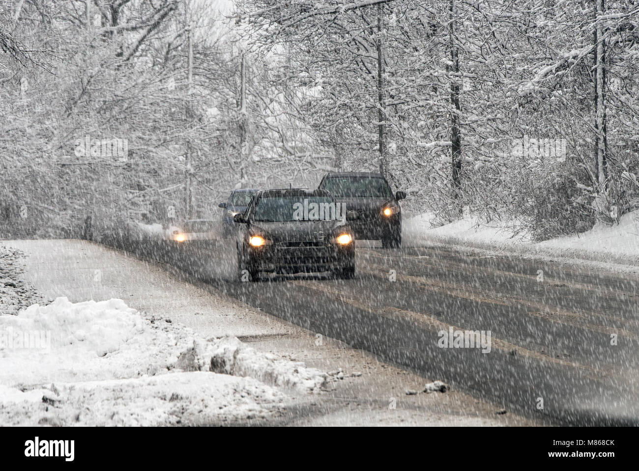 Laval, Kanada, 14, März, 2018 Autos auf der Straße während eines Winters Schneefall. Credit: Mario Beauregard/Alamy leben Nachrichten Stockfoto