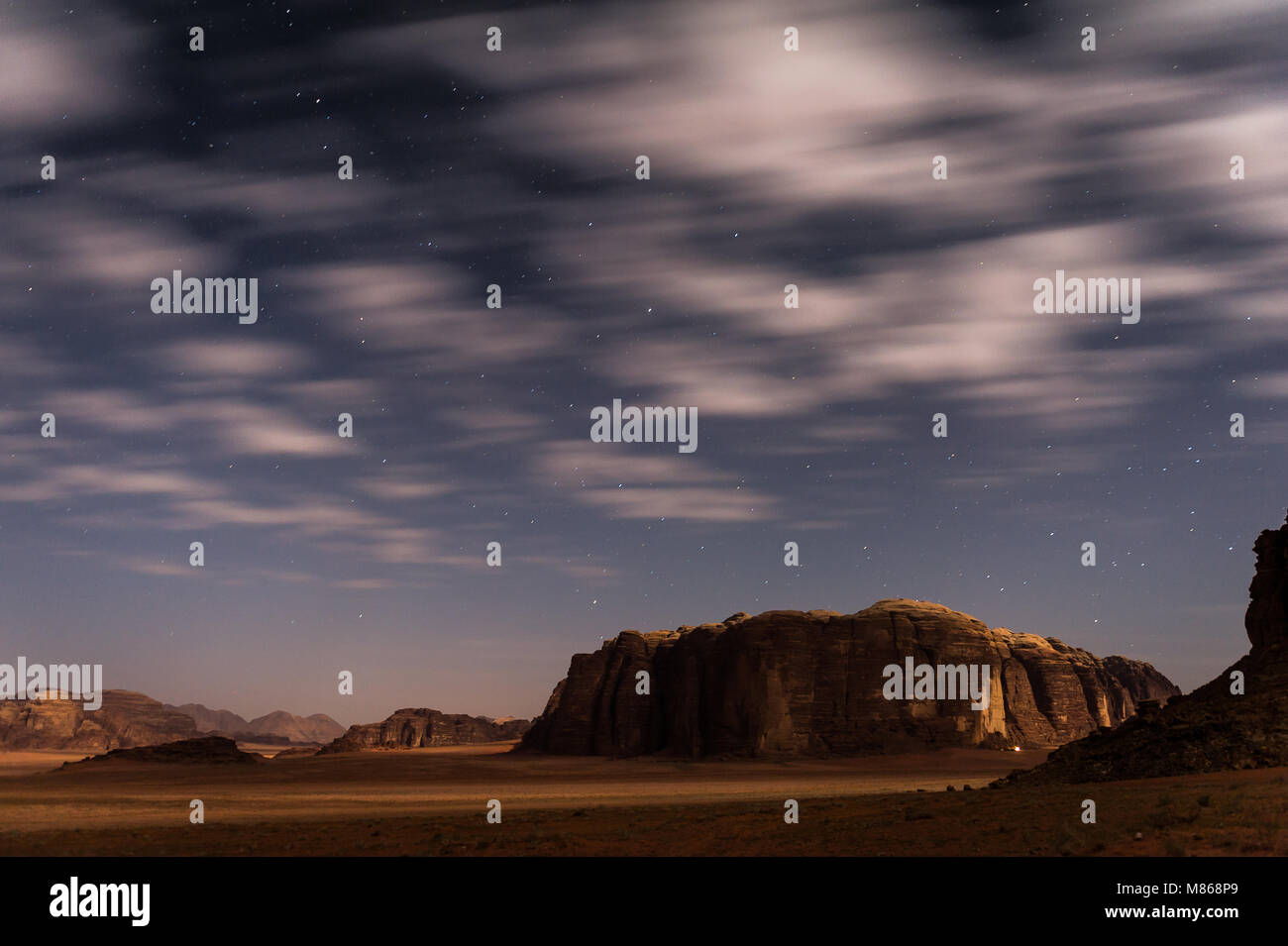 Wadi Rum, das Tal des Mondes, ist ein Tal in den Sandstein und Granit im südlichen Jordanien. Es ist die größte Wadi in Jordanien. Stockfoto