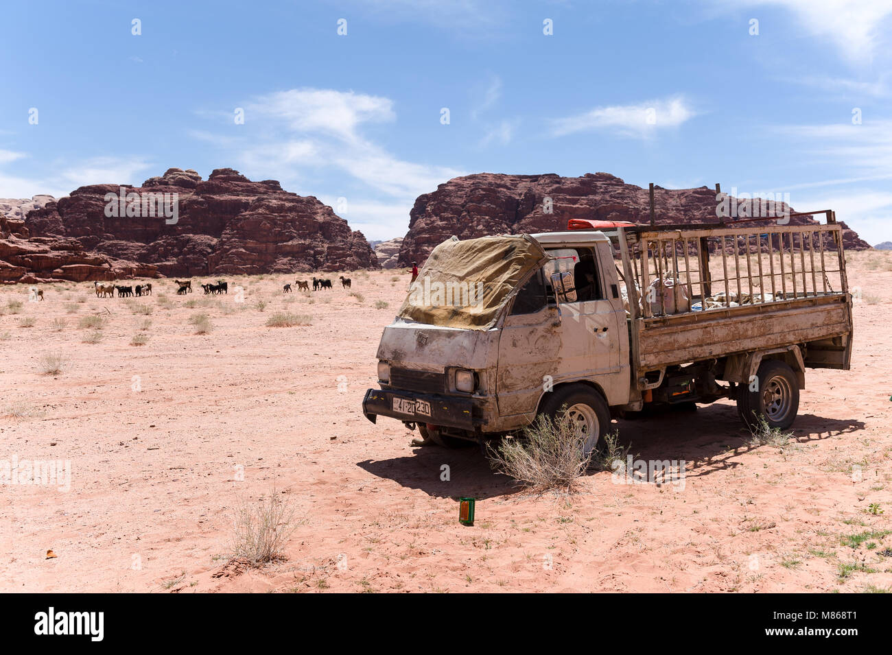 Alte Lkw oder Transporter in der Wüste Wadi Rum in Jordanien. Stockfoto
