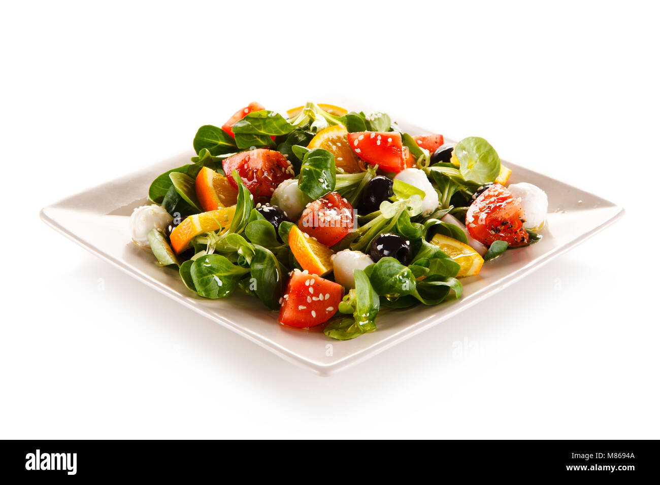 Caprese Salat auf weißem Hintergrund Stockfoto