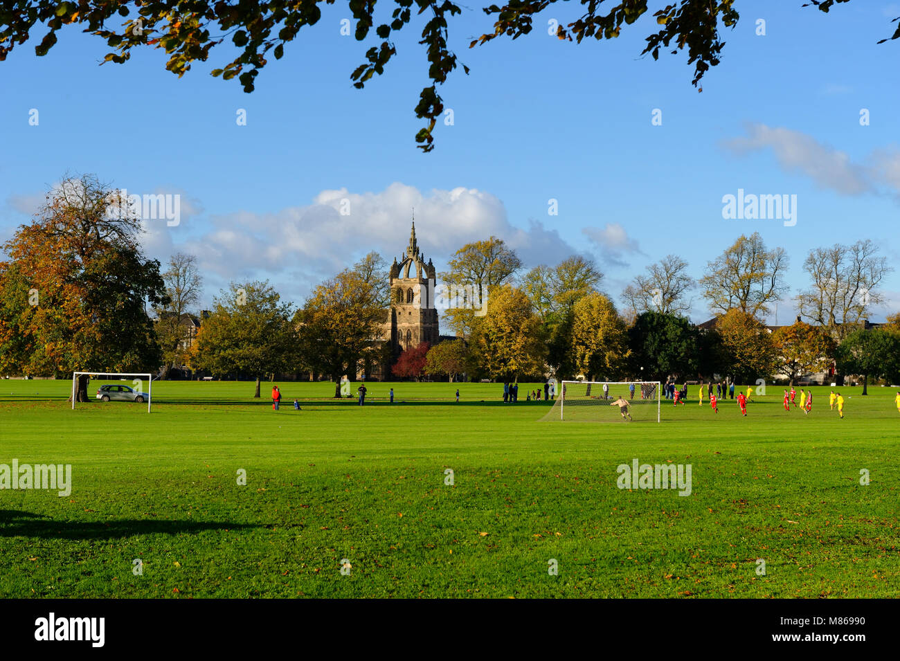 Ein Fußballspiel findet im Süden Zoll, Perth, Schottland Stockfoto