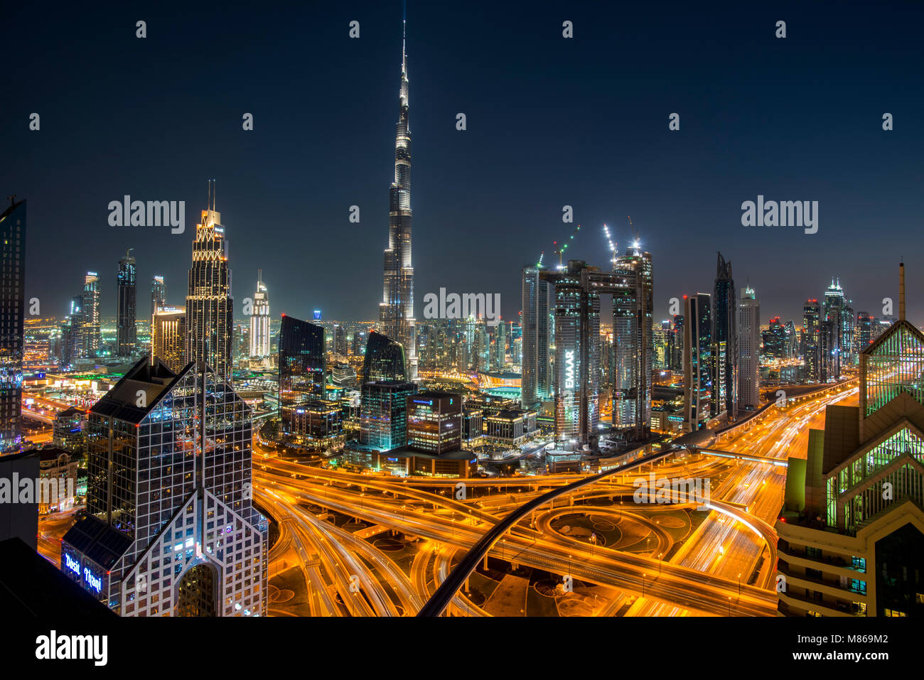 Stadtansichten durch Tag und Nacht, mit Singapur oder Dubai. Für Singapur, mit Marina Bay Sands am Hafen. Dubai verfügt über Downtown Dubai. Stockfoto