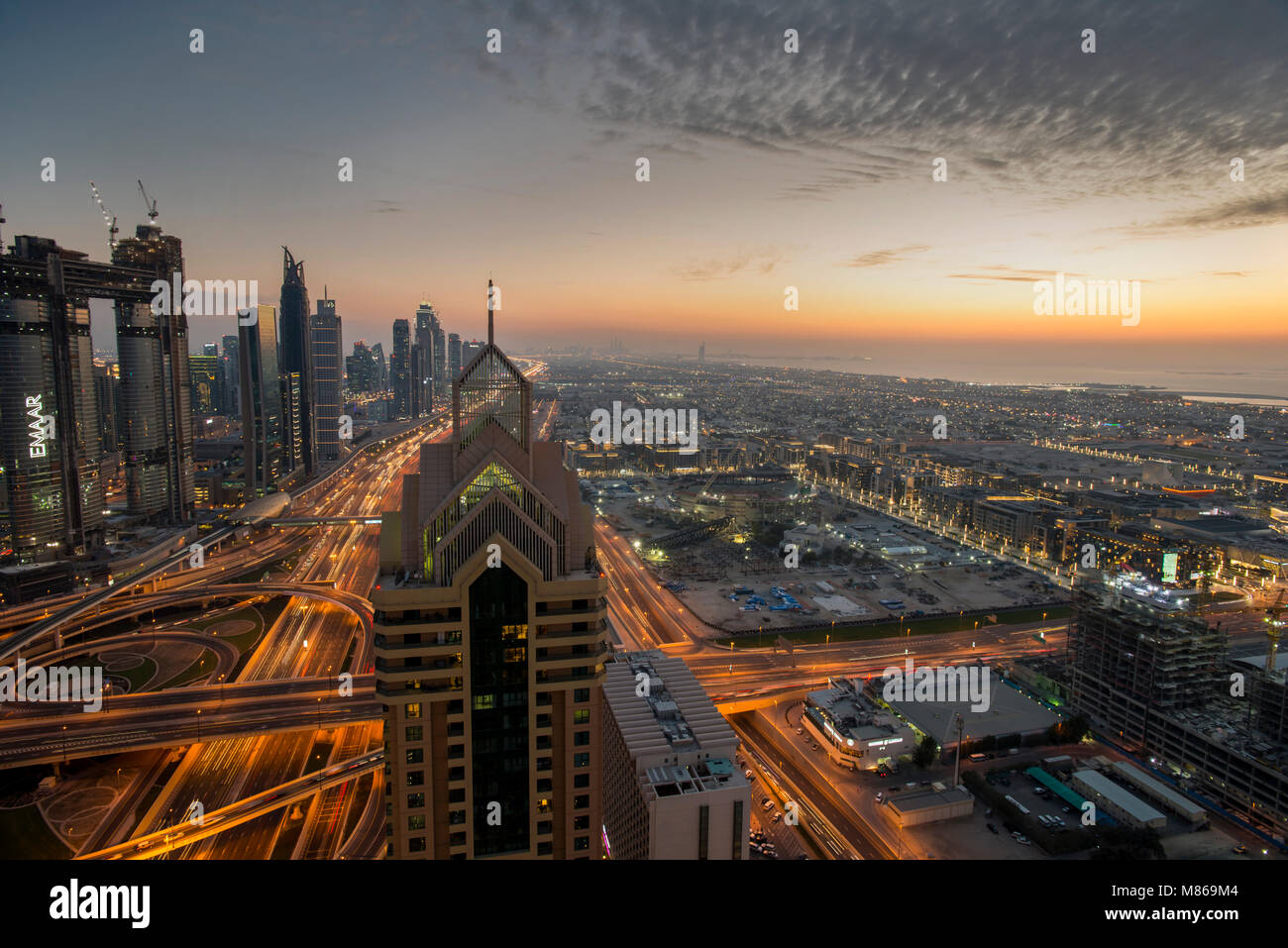 Stadtansichten durch Tag und Nacht, mit Singapur oder Dubai. Für Singapur, mit Marina Bay Sands am Hafen. Dubai verfügt über Downtown Dubai. Stockfoto