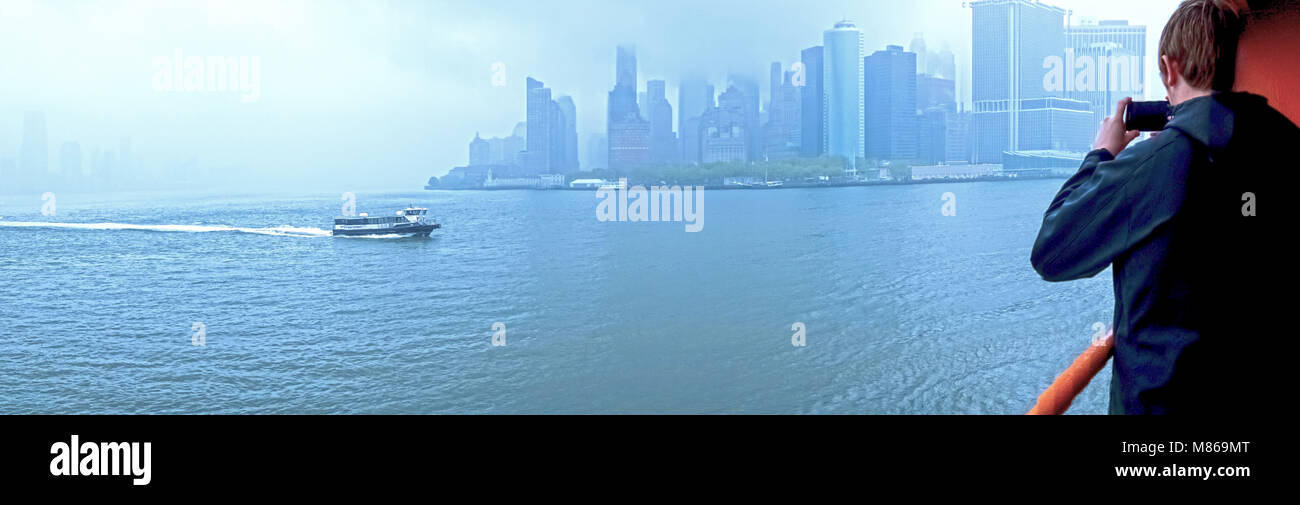 New York City mit Fähren und Flugzeuge vom Hafen Stockfoto