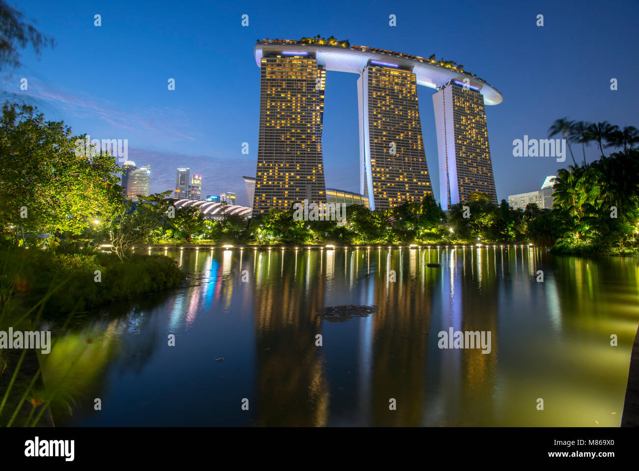 Stadtansichten durch Tag und Nacht, mit Singapur oder Dubai. Für Singapur, mit Marina Bay Sands am Hafen. Dubai verfügt über Downtown Dubai. Stockfoto