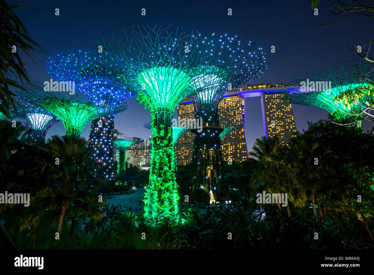 Stadtansichten durch Tag und Nacht, mit Singapur oder Dubai. Für Singapur, mit Marina Bay Sands am Hafen. Dubai verfügt über Downtown Dubai. Stockfoto