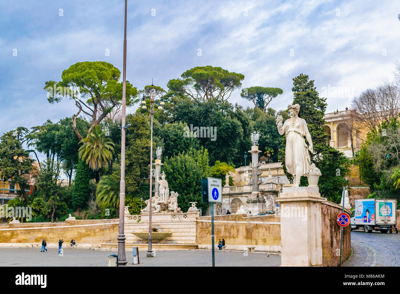 Rom, Italien, 4. Dezember - 2017 - Städtische tag Wintersaison Szene in der berühmten Piazza del Popolo in Rom, Italien Stockfoto