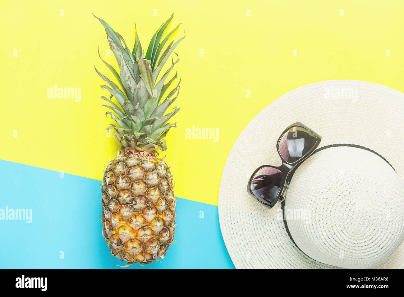 Die Ananas Reif Frau Stroh Hut Sonnenbrille Auf Split Duplex Gelb