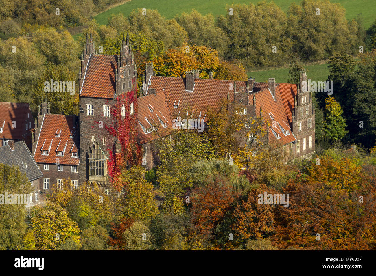 Luftaufnahme Schloss Heessen Im Herbst Blatter Internat Wasserburg Hamm Ruhrgebiet Nordrhein Westfalen Deutschland Europa Vogel Augen Vie Stockfotografie Alamy