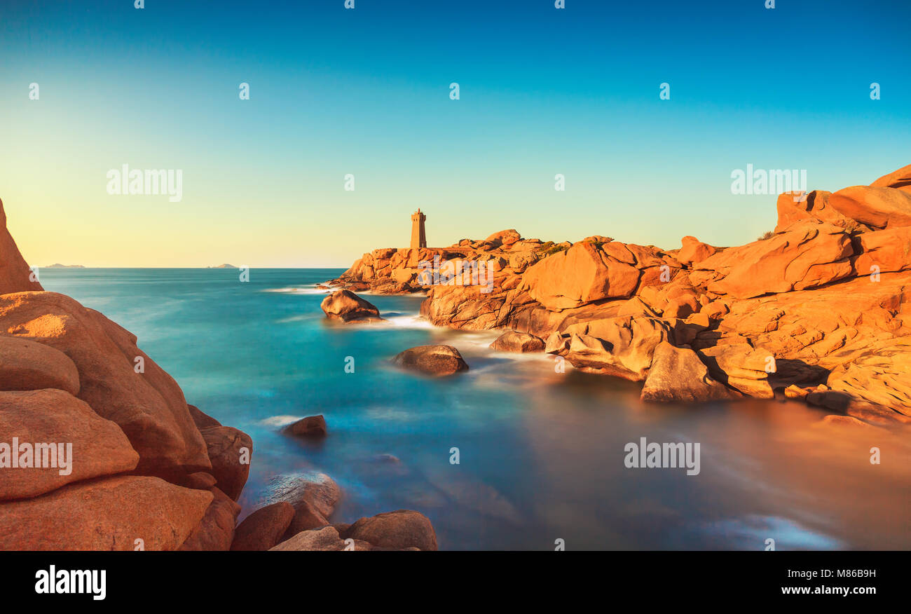 Ploumanach bedeuten Ruz Leuchtturm Roter Sonnenuntergang in rosa Granit Küste, Perros Guirec, Bretagne, Frankreich. Langzeitbelichtung. Stockfoto