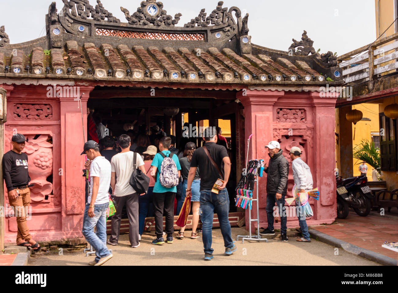 Chùa Cầu Besucher drängen sich japanische Brücke, eine hölzerne Brücke aus dem 18. Jahrhundert, der einen Schrein, in Hoi An, Vietnam geschnitzt Stockfoto