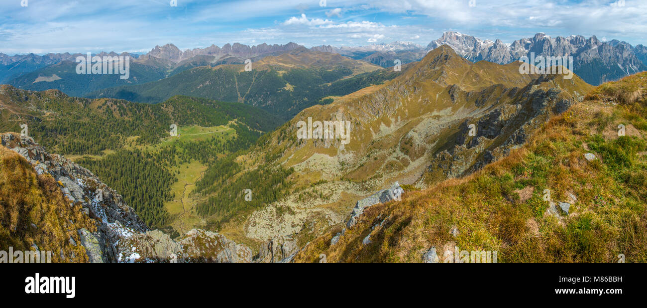 Umfassenden Überblick über die Dolomiten, italienischen Ostalpen mit dem Felsen der Pale di San Martino, der Lagorai Kette unddie Holz unten Stockfoto