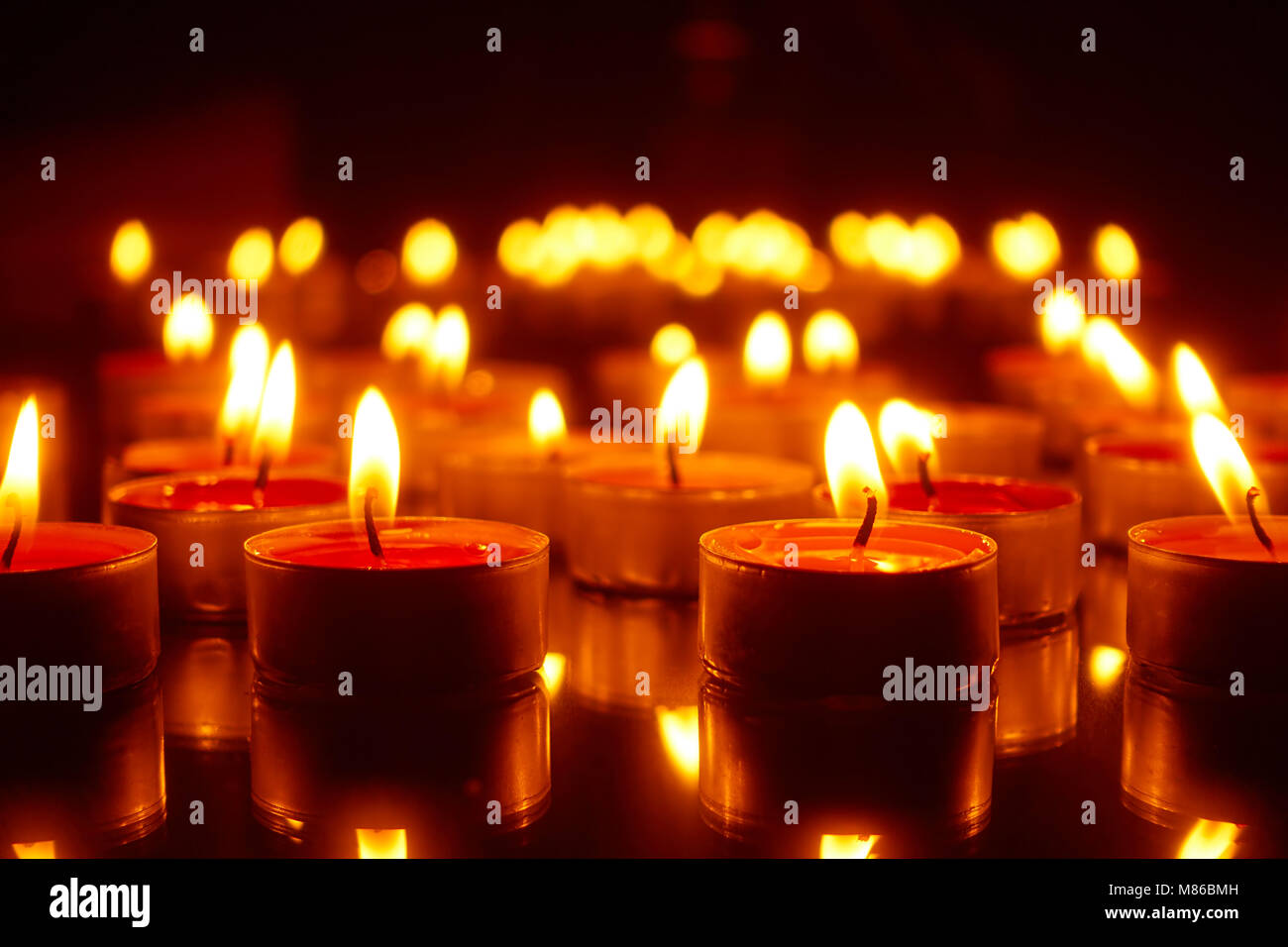 Ostern - brennende Kerzen in der dunklen Kirche Stockfoto