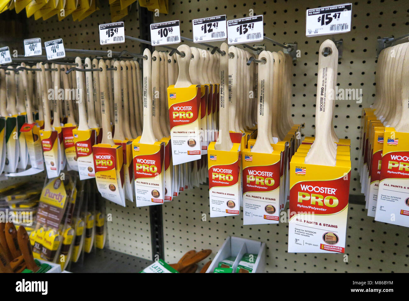 Pinsel Auswahl bei Home Depot, New York City, USA Stockfoto