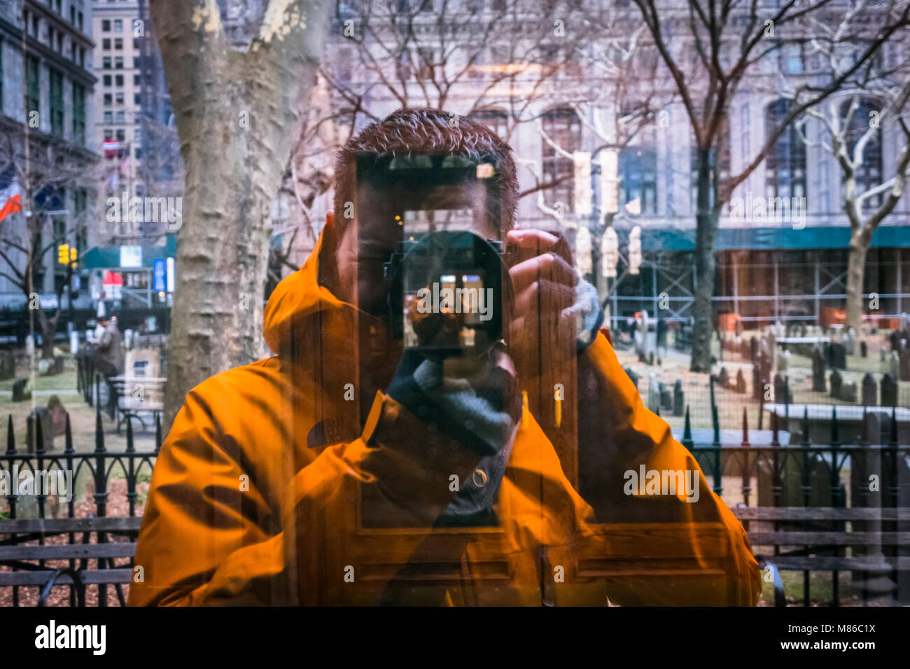 Self Portrait Foto in einem Spiegel an der Trinity Church, New York Stockfoto