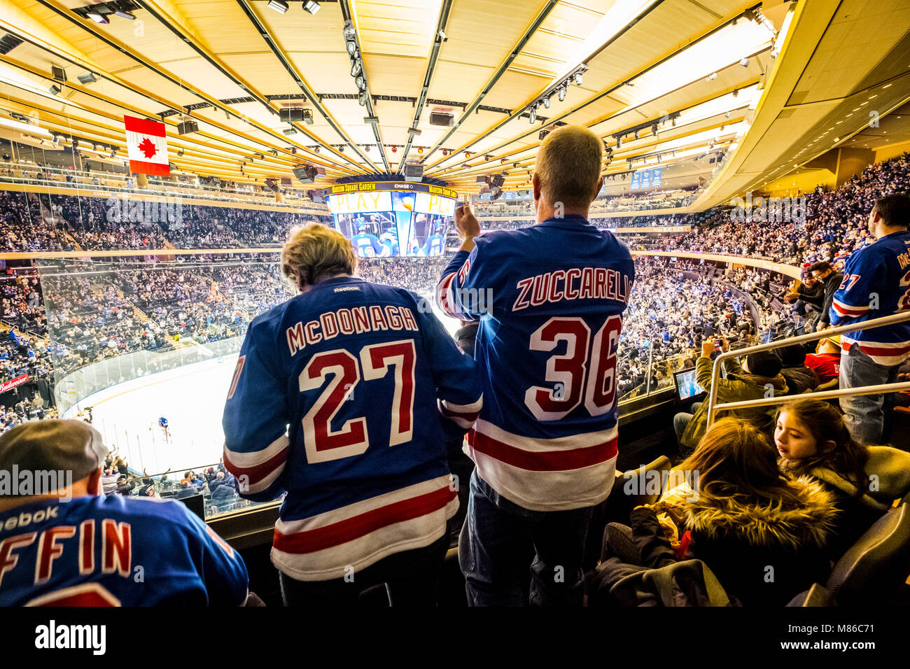 Zuschauer, die Eishockey Spiel im Madison Square Garden, Manhattan, New York City, New York State, USA Rangers Vs Flammen Stockfoto