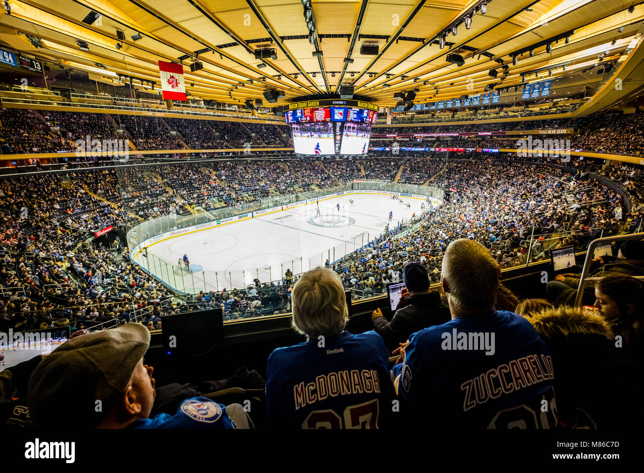 Zuschauer, die Eishockey Spiel im Madison Square Garden, Manhattan, New York City, New York State, USA Rangers Vs Flammen Stockfoto