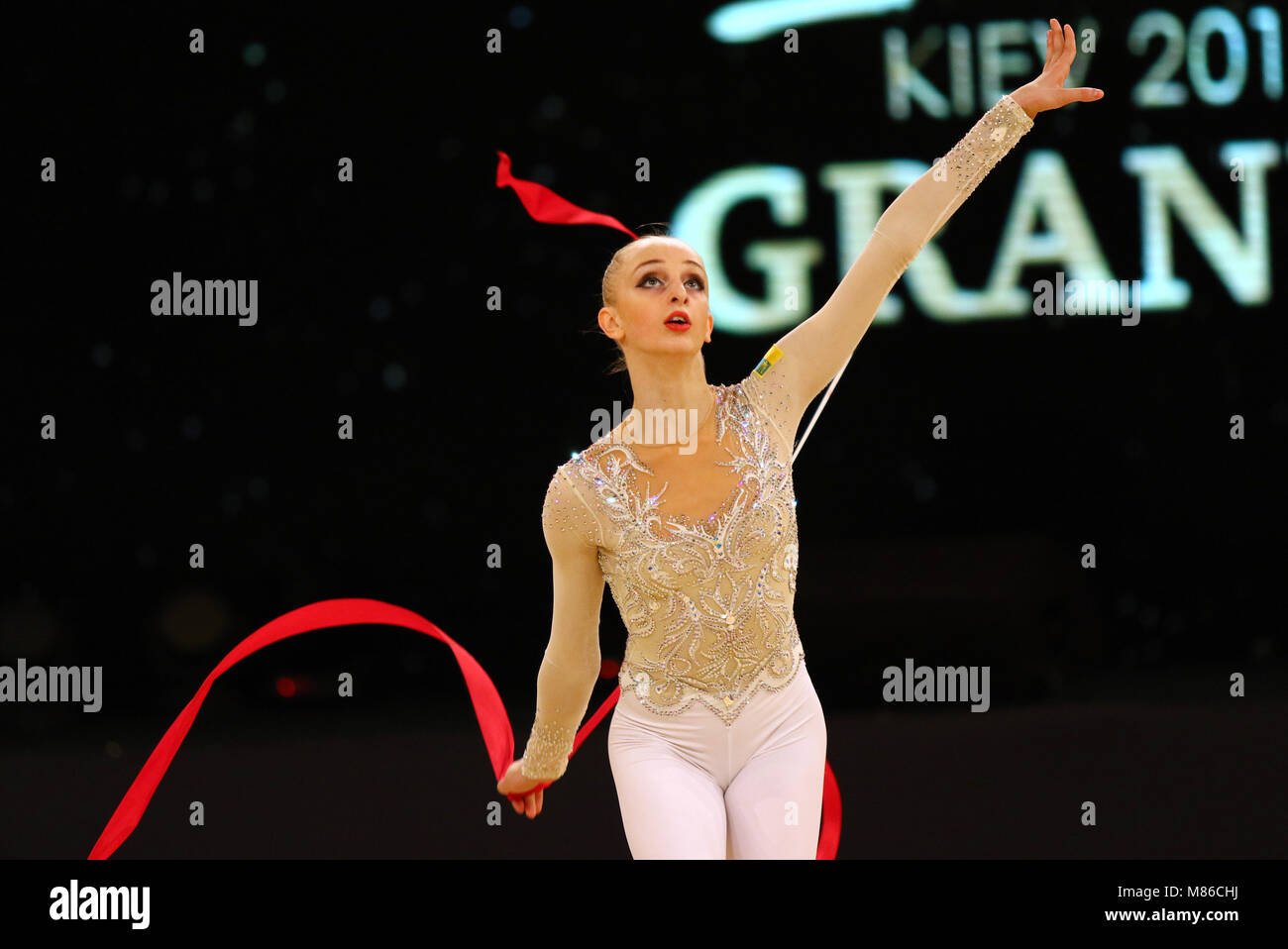 Kiew, Ukraine - 18. MÄRZ 2017: Rhythmische gymnast Olena Diachenko der Ukraine führt mit Band während der Rhythmischen Gymnastik Grand Prix "eriugina Cup' Stockfoto
