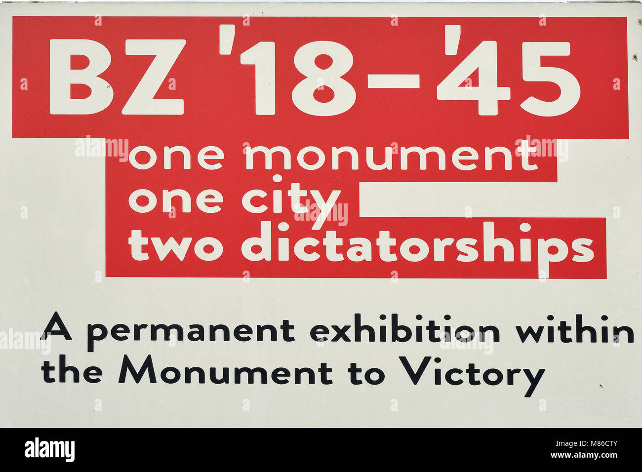 Information Board auf der Victory Monument auf dem Platz des Sieges in Bozen - Italien. Stockfoto