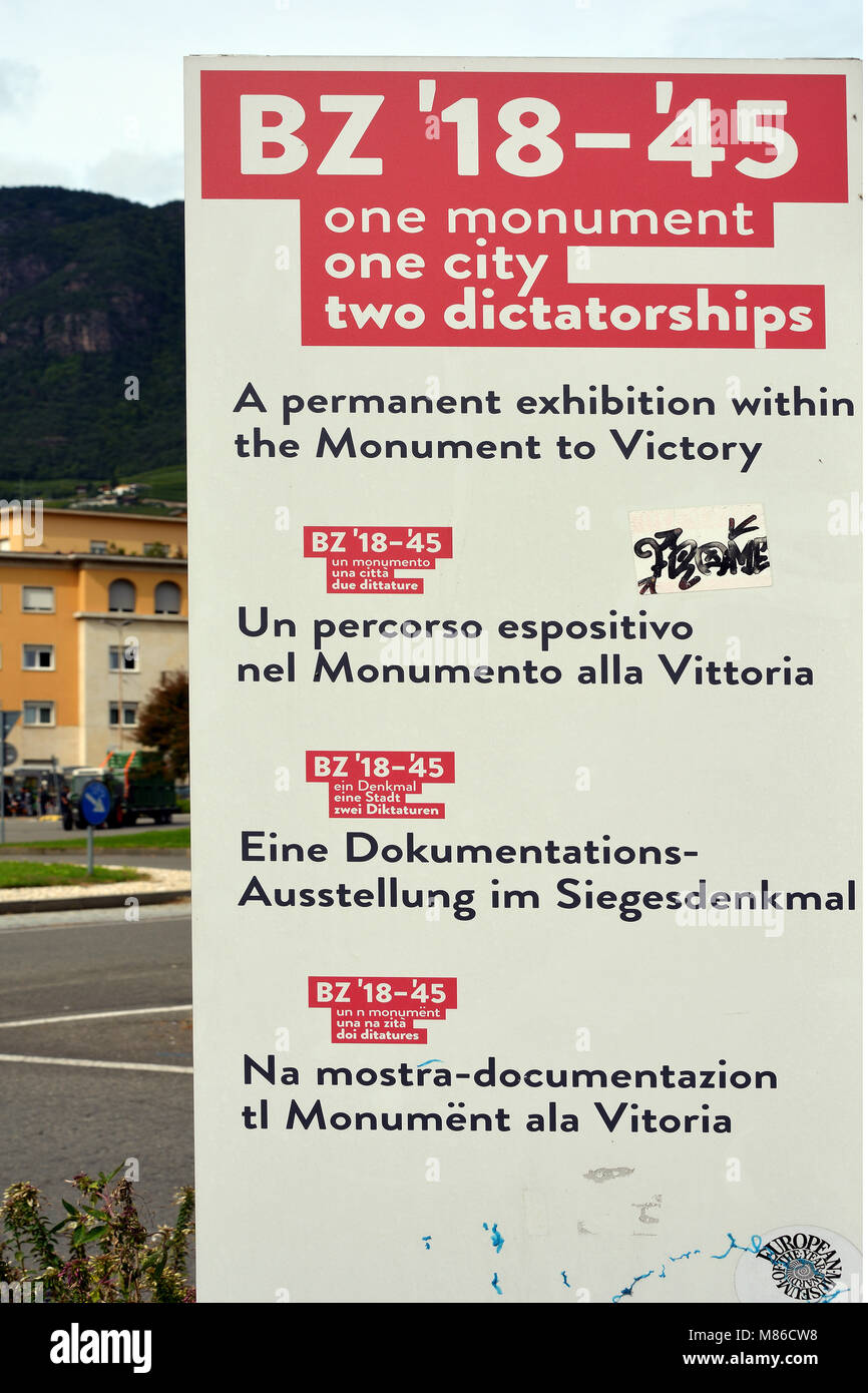 Information Board auf der Victory Monument auf dem Platz des Sieges in Bozen - Italien. Stockfoto