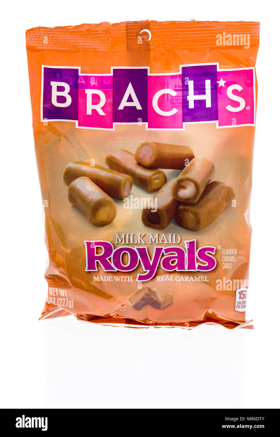 Winneconne, WI - 27. Februar 2018: eine Tasche von Brach Milchdienstmädchen royals Candy auf einem isolierten Hintergrund. Stockfoto